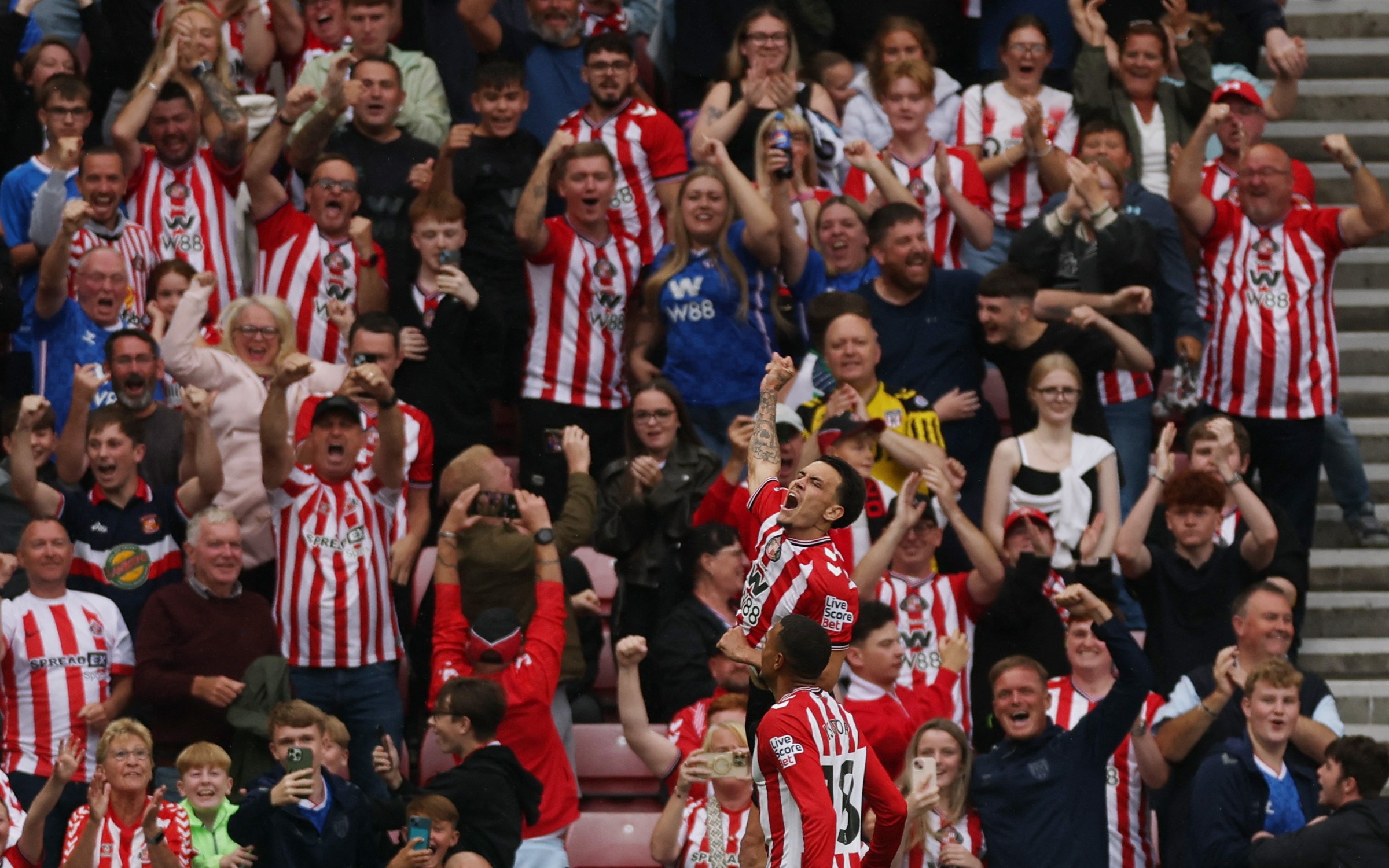 英超焦点战：布伦特主场迎战曼联，中场核心对决激战在即